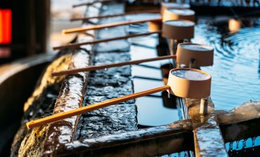 water-pond-in-hokkaido-shrine-temple-for-cleaning-SMHT62D.jpg